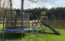 trampolína na zahradě